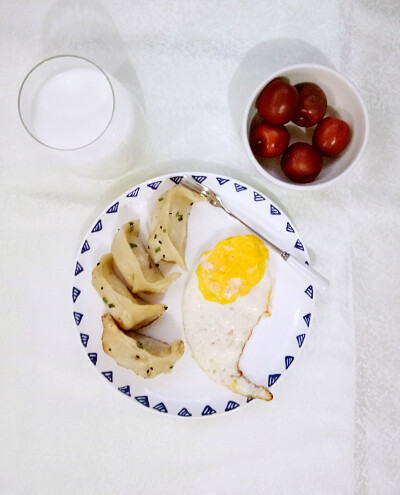 第一次用电饭煲煎了鸡蛋。造型不要太优美了。哈哈哈。