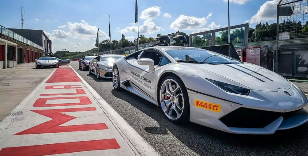 Lamborghini 飓风【兰博基尼赛道】艺术，设计，写真，特写，旅行，摄影◢超跑，贵族，现代，时尚◢跑车◢街拍，原创，生活，◢意境 ，壁纸，锁屏，酷炫，流行，青年，欧美，安利好货，潮流◢侵删↣ ...♛by.艾莉薇儿*