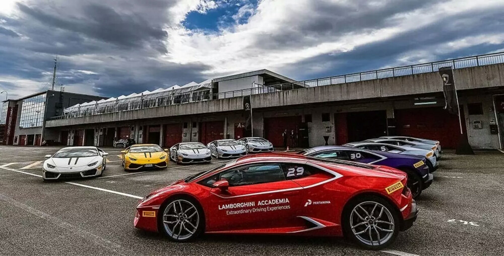 Lamborghini 飓风【兰博基尼赛道】艺术，设计，写真，特写，旅行，摄影◢超跑，贵族，现代，时尚◢跑车◢街拍，原创，生活，◢意境 ，壁纸，锁屏，酷炫，流行，青年，欧美，安利好货，潮流◢侵删↣ ...♛by.艾莉薇儿*