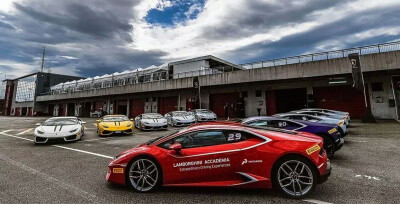 Lamborghini 飓风【兰博基尼赛道】艺术，设计，写真，特写，旅行，摄影◢超跑，贵族，现代，时尚◢跑车◢街拍，原创，生活，◢意境 ，壁纸，锁屏，酷炫，流行，青年，欧美，安利好货，潮流◢侵删↣ ...♛by.艾莉薇…