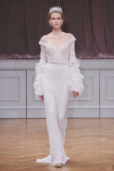 Alon Livné White Bridal Fall 2017｜细腻的手工缝制珠片，繁复的细节。梦幻又典雅的感觉，超有气质~