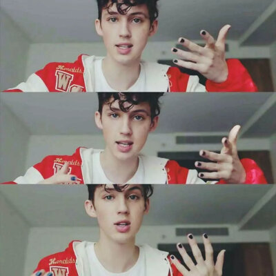 【Pics】TROYE SIVAN_Red 阳光大男孩~