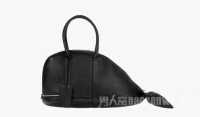 Thom Browne 2015秋冬男装系列，作为复古文化的代表品牌，海龟及鲸鱼造型的包款很好的将Thom Browne 童心未泯的一面展示给大众。