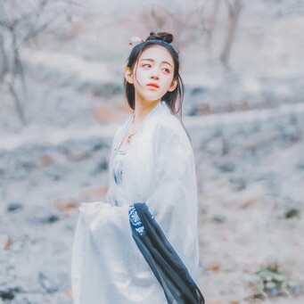 〔 古风头像|自截|女头|森系|意境|唯美|汉服 〕
〔 春山春酒，春与青溪长 〕〔满袖盈风〕