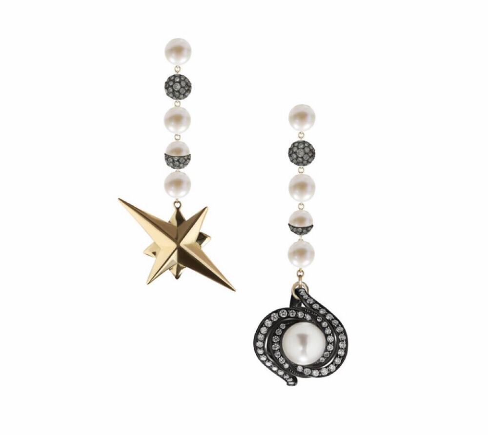 Terra Nova 耳坠，by Tessa Packard
由淡水白珍珠串成，珍珠周围环绕有镀黑银制作的轨道，镶嵌小颗钻石。