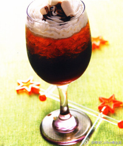 【椰子冰咖啡】材料:冰咖啡100毫升、椰子糖浆30毫升、雪碧60毫升、冰块适量 制作:1、载杯内加入冰块、椰子糖浆。2、再依次加入冰咖啡、雪碧、，达到分层效果