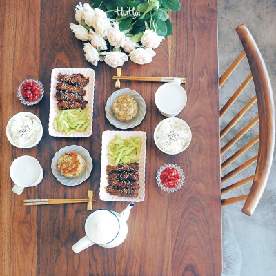 早安，今日早餐：金针菇肥牛卷+清炒黄瓜+土豆鱼饼+花生浆+石榴+米饭。
土豆鱼饼今儿写出来啦，也是用早餐锅做哒，好吃，鱼饼口感偏软，咬下去不止有土豆的清香，还有带有鱼肉的鲜美，因为是手剁鱼肉，所以还能吃到…