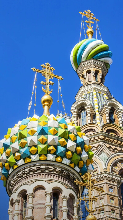 屋顶上的俄罗斯
救世主滴血教堂算是圣彼得堡地区少有的纯俄罗斯风格建筑，其蓝本就是莫斯科红场上的瓦西里升天大教堂。1881年3月1日亚历山大二世在此地遇刺身亡，这座教堂就是为了纪念此事而修建。