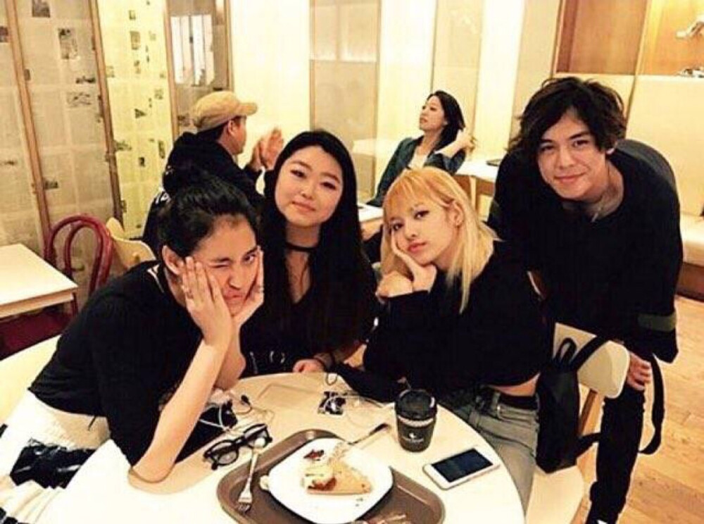 161022 lisa和朋友在弘大逛街