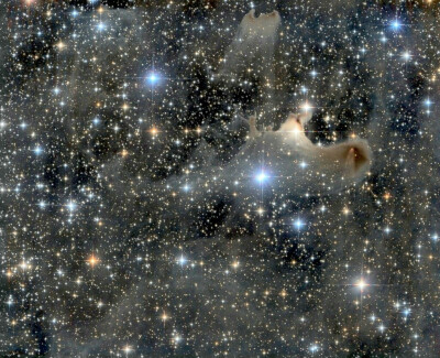 仙王座焰火分子云，又称为鬼魂星云，大小超过2光年，距离我们约1200光年。