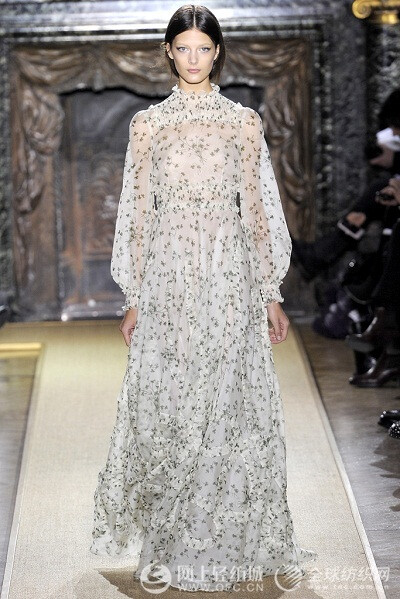 。，Valentino（瓦伦天奴）于巴黎时装周发布2012春夏系列成衣