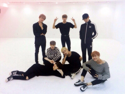 防弹少年团（BTS）/金南俊（Rap Monster）/金硕珍（Jin）/闵玧其（Suga）/郑号锡（J-hope）/朴智旻（Jimin）/金泰亨（V）/田柾国（Jung kook）/《Wings》/胖蛋Forever/胖弹一个都不少合集/集体照