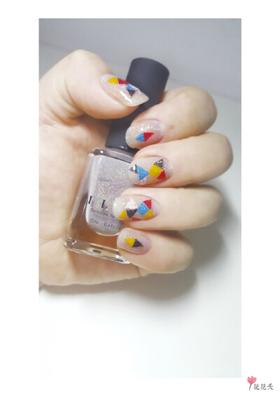 #NilNails十月主题美甲# 主题：游戏 ILNP：Manor House打底 PP：Douceur，Sunflower，Talisman，Alice，Arabian剪得小三角小方块，做的七巧板拼图，第一次用这样的方法，挺有意思的~@NilNails @NilNails加油站