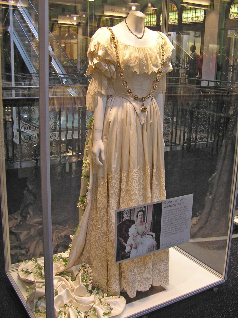 《年轻的维多利亚》维多利亚的结婚礼服展览，上面的蕾丝太美了！
