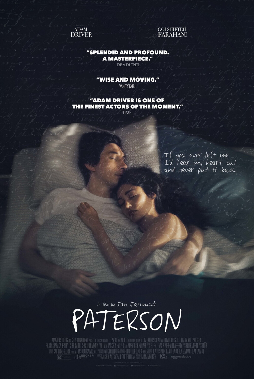 Paterson
2016-12-28 (USA) 帕特森是一个住在新泽西州帕特森的大巴司机——是的，他和这个城市共享着同一个名字。每天，他都重复着一样简单的日常：他开着一样的路线，通过挡风玻璃观察着城市，听乘客对话的碎片萦绕耳边。他每天在笔记本上写诗，遛他的英国斗牛犬马文，他永远在同一个酒吧歇脚，喝同样的一款啤酒。相比之下，她的妻子劳拉的世界每天都在变化——她几乎每天都有新的计划。帕特森与劳拉彼此相爱。他支持她的新志向，而她也爱护着他作诗的天赋。这部电影冷静地观察着日常生活的成功与失败，这些在帕特森的