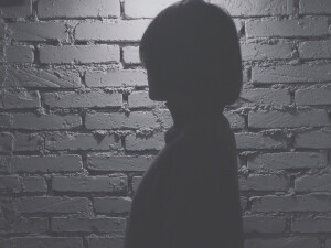 你看墙上的光 昏暗 却一直亮着 