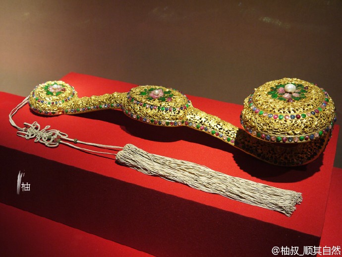 金錾花如意，清中期，长58cm，首宽16.5cm。器身上部弧凸，背部扁平，首、中、尾三部分外膨呈椭圆式，其形制是仿照清中期宫廷流行的三镶如意的式样而制。这一支如意也是小时候在一张门票上看到的，颇有感情。