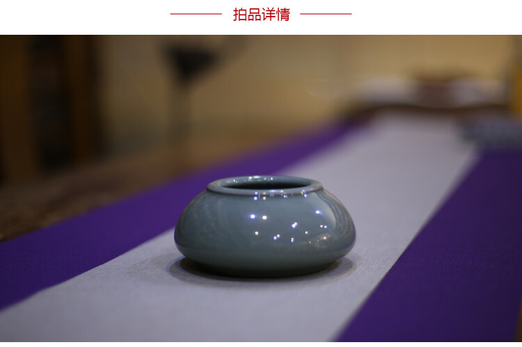 器世界青瓷茶具#马越君青瓷作品 嘉德拍卖会作品梅子青水丞《空山隐》#“杯中回春显翠微，醇香浓郁溢心脾。”这首诗句说的就是茶。中华国粹有茶文化，在现代都市中，越来越多的人追求茶艺，静心养生，小憩茶谈很雅致。一套得心应手的茶具就尤为重要，小巧玲珑，清新古韵淡雅，细品一器一世界。