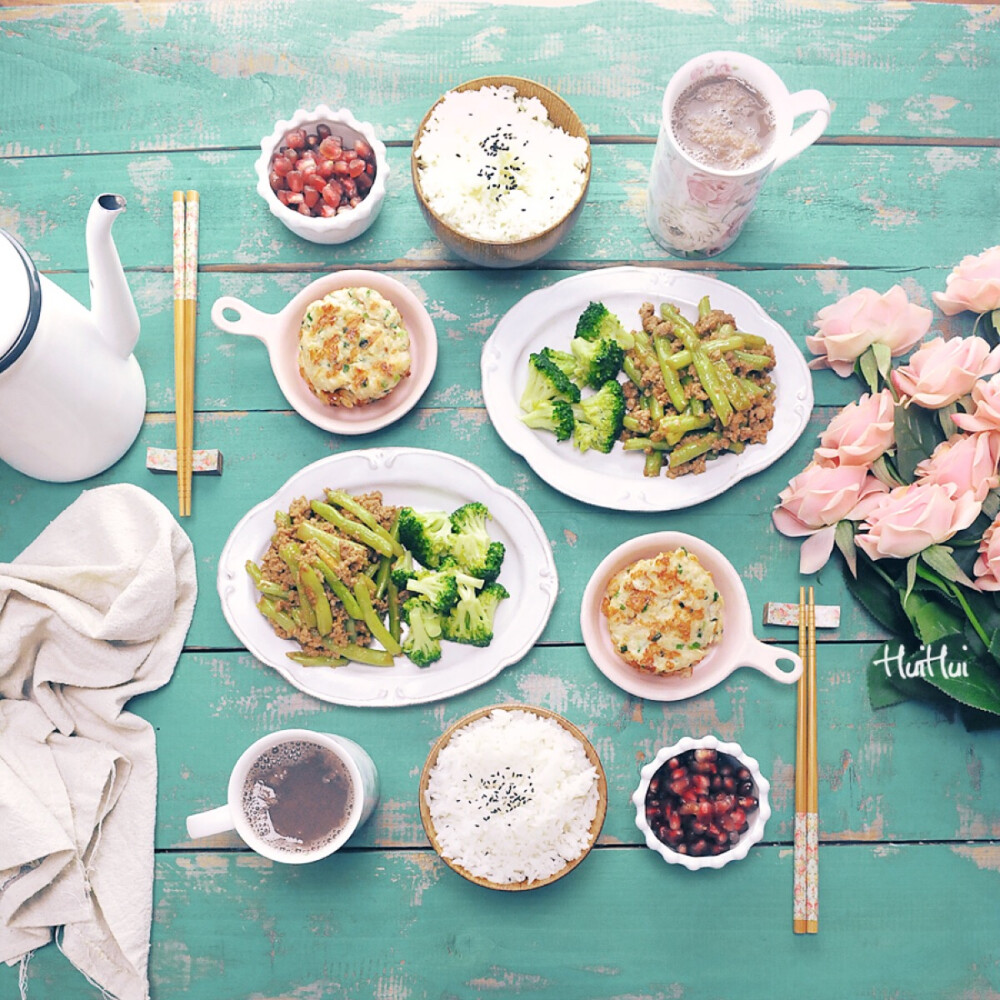 早安，今日早餐：杏鲍菇虾饼+肉糜四季豆+清炒西兰花+红豆浆+米饭+石榴。
今天把杏鲍菇虾饼的食谱给写出来了，公众号回复126查看食谱。
这道菜一定要用新鲜虾仁来做，更香更好吃。因为有加杏鲍菇，所以吃起来是外脆内软，喜欢稍微结实口感的可以不加杏鲍菇或是把杏鲍菇换成适量胡萝卜丝，若是不加杏鲍菇，虾仁的量就得多一些，这样做出的虾饼会更有嚼劲。
虾饼营养丰富，特别推荐给家里有宝宝的亲们，大家动起手来试一试呀。
肉糜四季豆做法：《今天吃什么》P45页，一道很好的下饭菜！~
清炒西兰花：公众号回复83查看食谱。
