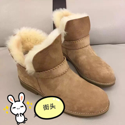 UGG2016主推街头系列，独特的外翻边定型工艺，全羊皮毛一体制作，众多网红追捧，独家开模发泡大底