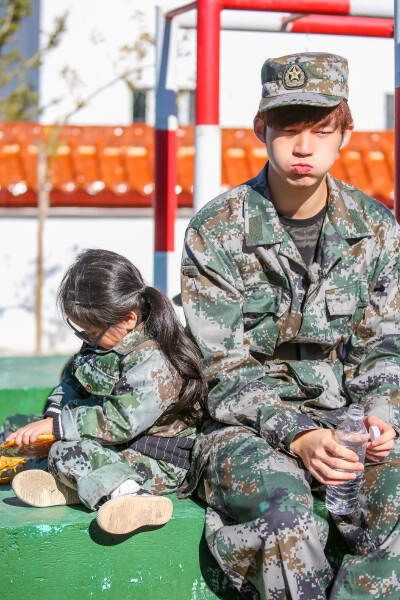 崔雅涵（小名阿拉蕾） 与董力合成“实习父女”，最萌身高差的父女
欢迎大家关注阿拉蕾新浪微博：@阿拉蕾雅涵。
六一儿童节 崔雅涵 阿拉蕾 壁纸 可爱 儿童