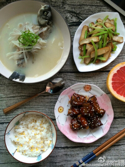 转 鱼汤 糖醋小排 芹菜炒豆干 西柚 杂粮饭