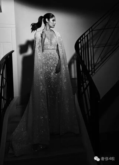 Zuhair Murad 2017 秋冬婚纱系列LookBook 模特 Leticia Guedes 出镜代言，摄影师 RabeeYounes 执镜。在这组黑白大片中，Leticia 身着品牌新季婚纱，在楼梯上和装着镜子的房间里，宛若待嫁的公主～