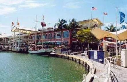 谁说冬天不能玩水！？
位于码头附近的海湾市场(Bayside Marketplace)是一座面朝码头的建筑，屋顶为圆形，近似于露天，也算是迈阿密的地标，集合了吃喝玩乐各种项目。在這裡还能乘船出海观赏明星岛(也就是一些明星的豪宅)。谁说冬天不能玩水？在这里你可以恣意选择自己喜爱的船只出海，帆船，单人快艇，多人快艇，小型游轮，摩托艇等等水上活动，好不惬意！