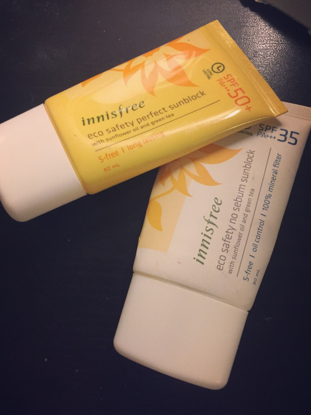 #种草机 innisfree防晒霜 黄色SPF50 白色SPF35 先买了白色的 没想到意外的好用 不拔干 不泛白 不黏稠 价格便宜 有时候官网买一赠一
之前夏天资生堂的小白瓶很喜欢于是就买了他家最新款的浅蓝色的号称婴儿都可以用的那款 没想到踩到大雷
不知道为什么都没人吐槽浅蓝色款泛白抹不开啊