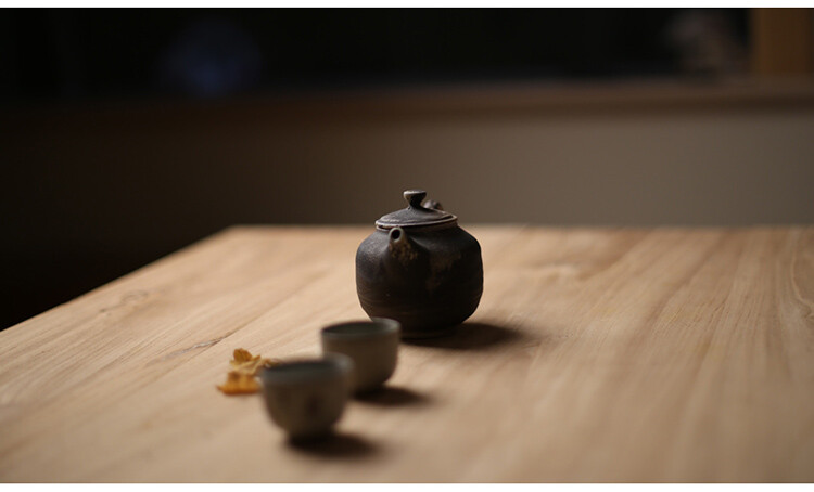 器世界 #台湾柴烧大师江富山作品 双炉窑茶壶收藏作品# 茶道 柴烧茶杯 土的温润、敦厚、沈稳内敛的柴烧之美.自然落灰釉溶融不同的色彩变化.作品无法复制，柴烧朴实中带着丰富的色彩，内敛中含有奔放的特色。