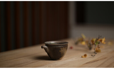 器世界柴烧茶具#台湾柴烧大师江富山作品 双炉窑茶壶公杯# 茶道 柴烧公道杯 柴烧作品作品体表的色泽完全来自土胎、火候和木灰的交融，藉由自然落灰留在作品上形成一种自然落灰釉，烧制过程留下的火痕，它完全突破过去…