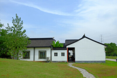 白墙黑瓦的房子在好天气里拍照感觉很好～