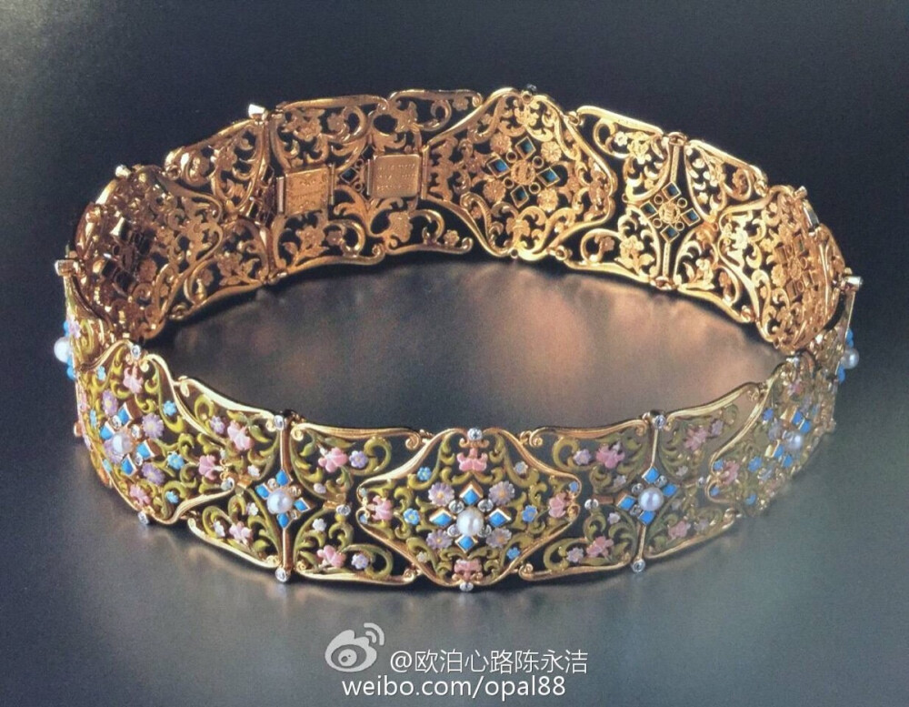 今天在图书馆又看到了Tiffany在1893年设计制作的这件由18K金和珐琅镶嵌绿松石和珍珠制成的漂亮首饰，知道这件是什么首饰吗