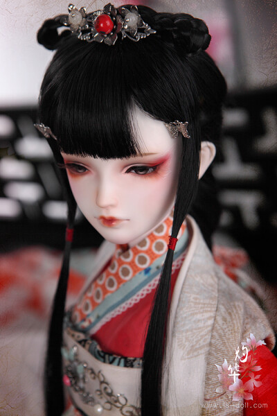 龙魂 桃花妖-灼华 1/3 bjd/sd娃娃 58女娃限量60体 “她出嫁的前一天,我刚度过百年天劫化为人形，见
到她的第一眼，她便把灼华的名字给了我，我好奇看
着她，她说她将要出嫁，以后便不再需要这个名字。