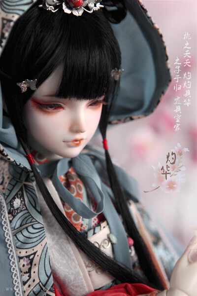 龙魂 桃花妖-灼华 1/3 bjd/sd娃娃 58女娃限量60体 “妖，百年修得心智，千年识得情爱，汝还尚早。可愿入轴，随吾静听故事。”
“故事？”