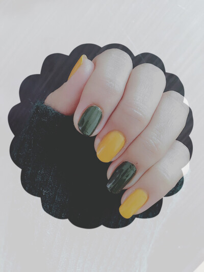 墨绿色+姜黄色