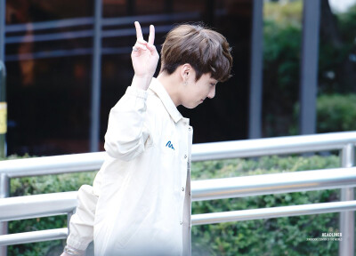 【@headlinerjk】161104 音乐银行中途外出&音乐银行再次上班 更新饭拍3