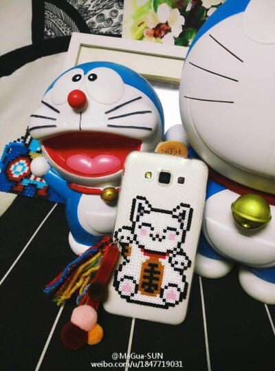招财猫和哆啦A梦的亲密接触~拼豆手机壳，过年的气氛