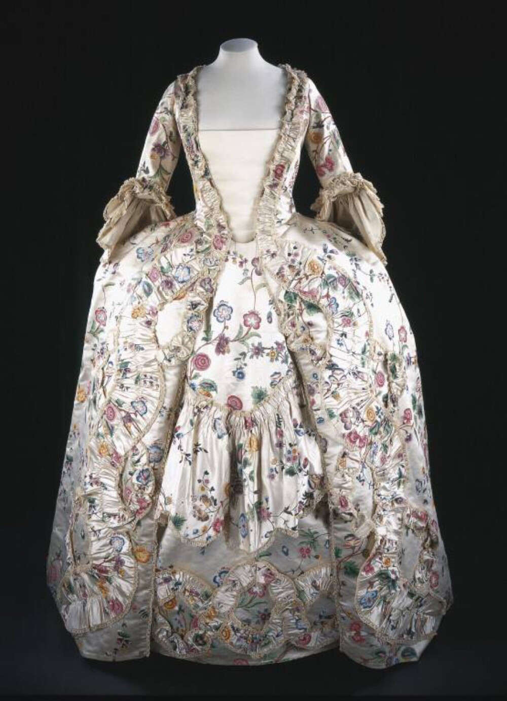 法式女袍，1760s，英国，V&A博物馆。通体用中国出口的外销手绘丝绸制成，所以近看花纹很有老外所崇尚的那种“东方”风味~