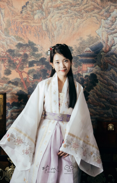 李知恩（英文：Lee Ji Eun，韩文: 이지은）， 1993年5月16日出生于韩国首尔，艺名IU（韩文：아이유），韩国女歌手、演员、主持人。
[韩剧步步惊心：丽]解树♡