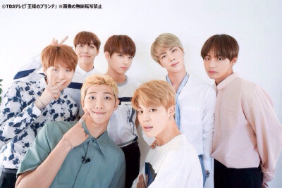 防弹少年团（BTS）、金南俊（Rap Monster）、金硕珍（Jin）、闵玧其（Suga）、郑号锡（J-hope）、朴智旻（Jimin）、金泰亨（V）、田柾国（Jung kook）《Wings》 胖蛋Forever、集体照