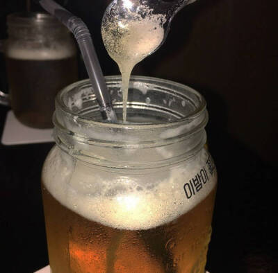 我还是很喜欢你
像鲸沉于海底温柔呼吸
痴极嗔极