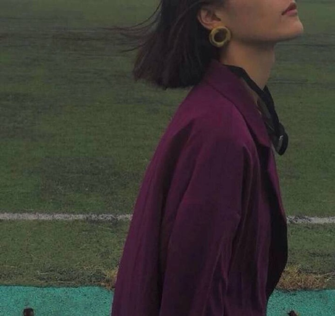 我还是很喜欢你
像鲸沉于海底温柔呼吸
痴极嗔极