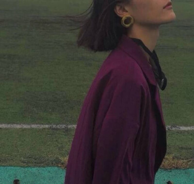 我还是很喜欢你
像鲸沉于海底温柔呼吸
痴极嗔极