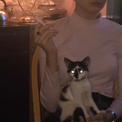 我还是很喜欢你
像鲸沉于海底温柔呼吸
痴极嗔极