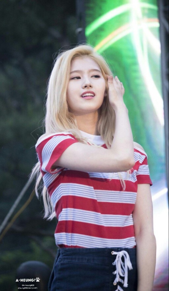 ［禁二］凑崎纱夏，1996年12月29日出生于日本大阪，韩国女歌手，韩国女子演唱组合TWICE成员。