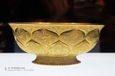 当然，最华丽最精致的碗，当属陕西历史博物馆 何家村窖藏出土的这样一只鸳鸯莲瓣纹金碗。相机比我眼睛管用。能高清晰地记录下如此细致的花纹，围着拍了一圈，完全舍不得离开。最上方中间，有一只愤怒的小鸟
