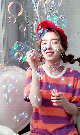 Red Velvet是韩国SM娱乐有限公司于2014年8月推出的女子演唱组合，起初由裴珠泫（Irene）、姜涩琪（SeulGi）、孙承欢（Wendy）、朴秀荣（Joy）4人组成。Red Velvet的经纪公司宣布增添金艺琳（Yeri）为组合的新成员