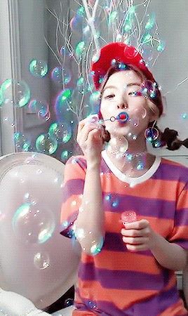 Red Velvet是韩国SM娱乐有限公司于2014年8月推出的女子演唱组合，起初由裴珠泫（Irene）、姜涩琪（SeulGi）、孙承欢（Wendy）、朴秀荣（Joy）4人组成。Red Velvet的经纪公司宣布增添金艺琳（Yeri）为组合的新成员