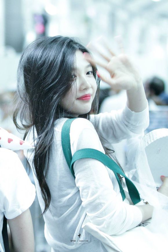 Red Velvet是韩国SM娱乐有限公司于2014年8月推出的女子演唱组合，起初由裴珠泫（Irene）、姜涩琪（SeulGi）、孙承欢（Wendy）、朴秀荣（Joy）4人组成。Red Velvet的经纪公司宣布增添金艺琳（Yeri）为组合的新成员